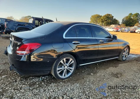 2017 Mercedes-Benz C 300 z USA, uszkodzony, nr VIN 55SWF4JB7HU206184